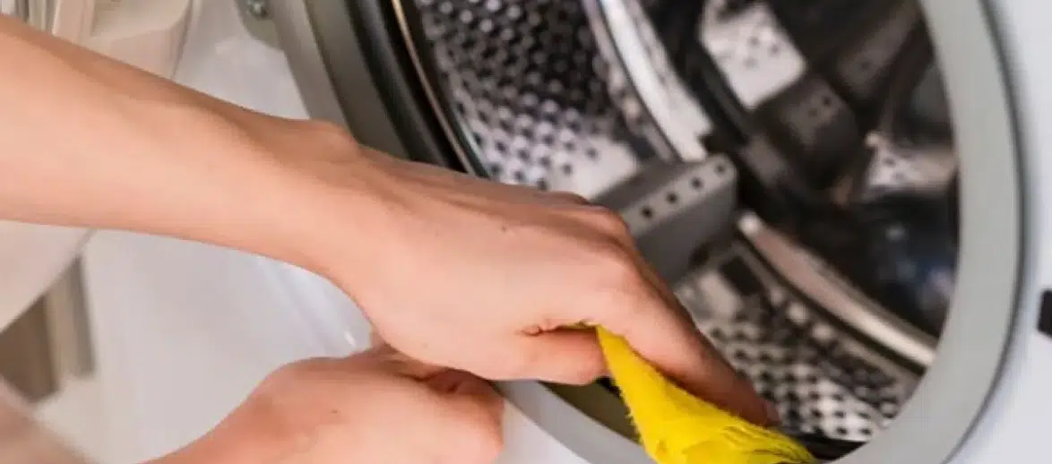 Çamaşır Makinesindeki Küfe ve Kokuya Son: Bulaşık Tabletiyle Derin Temizlik Yöntemi