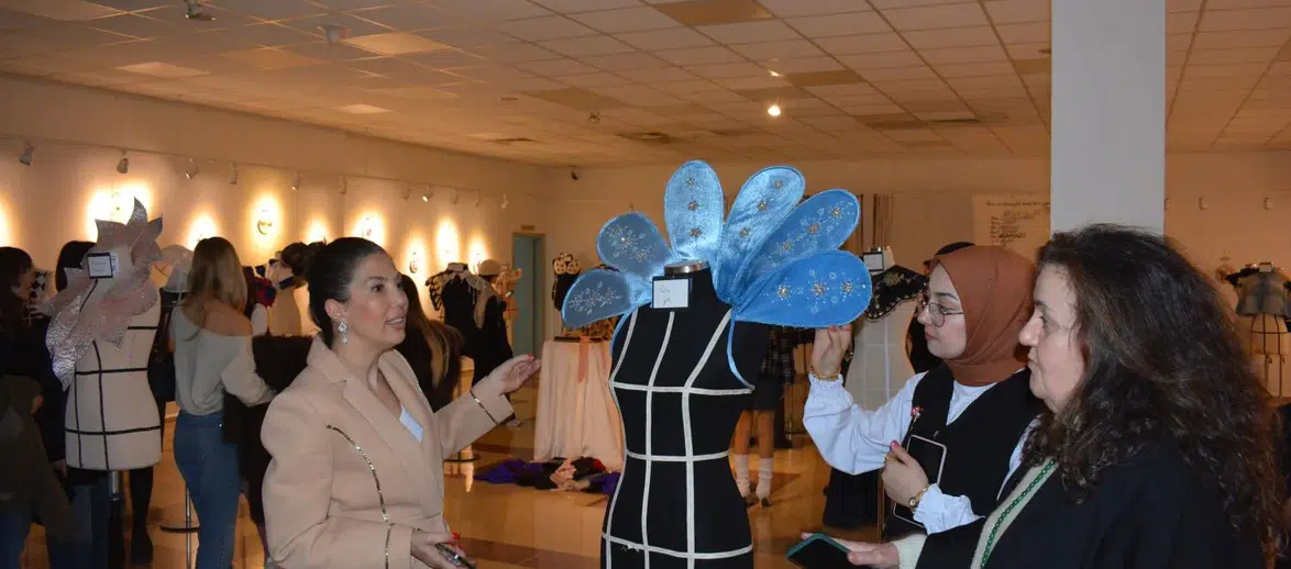 Ege Üniversitesi'nde Moda Tasarım Öğrencileri Atık Kumaşları Sanata Dönüştürdü