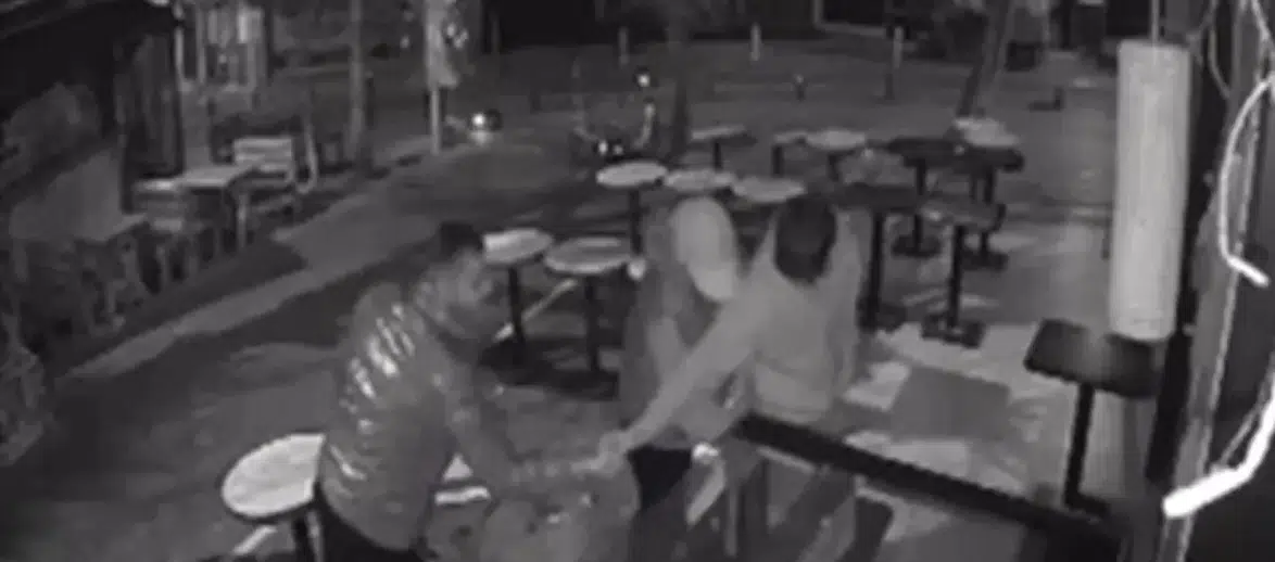 Kadıköy Moda'da Kafe Önüne Bırakılan Çilekler Neden Çalındı?