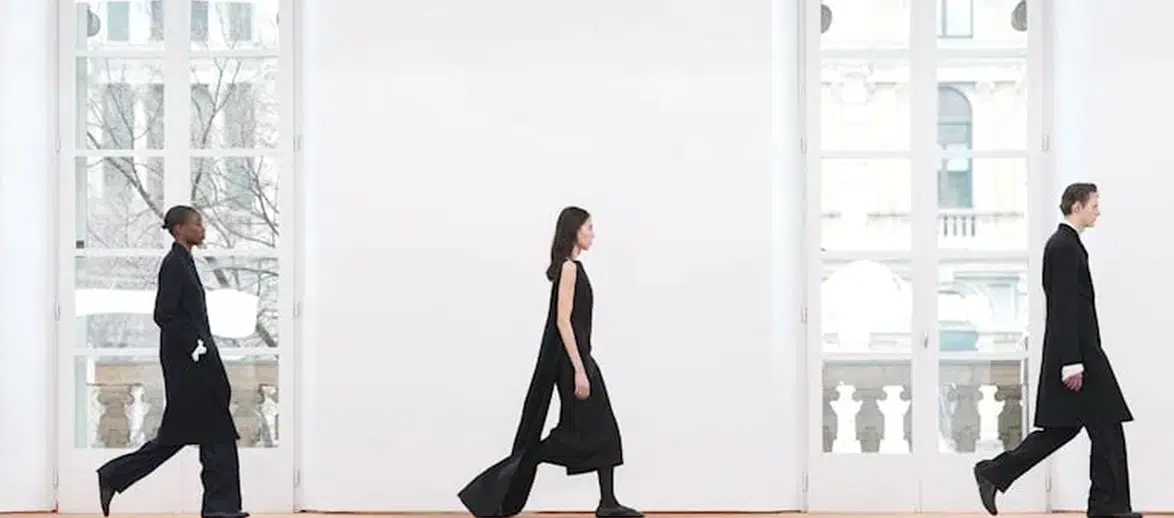 Milano moda haftasında jil sander sonbahar/kış 2026 koleksiyonu nasıl bir yenilik sunuyor?