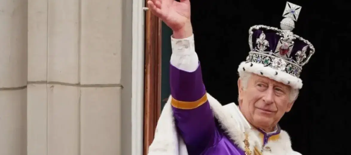 Kral Charles, 40 Yıldır Aynı Paltoyu Giyiyor