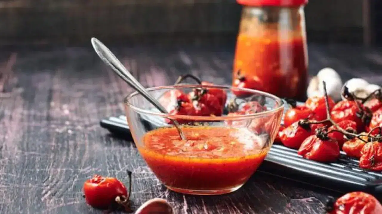 Kışa Girmeden Hazırlayın: Domatesleri 2 Yıl Taze Tutan Sos Tarifi!