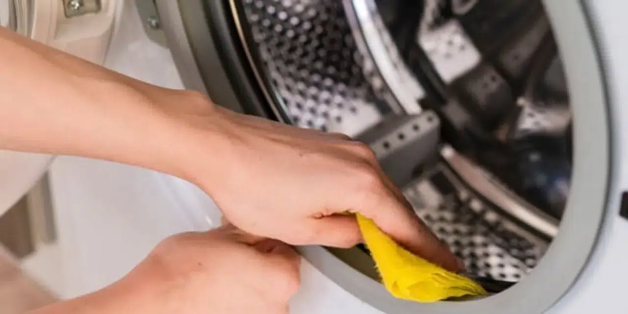 Çamaşır Makinesindeki Küfe ve Kokuya Son: Bulaşık Tabletiyle Derin Temizlik Yöntemi