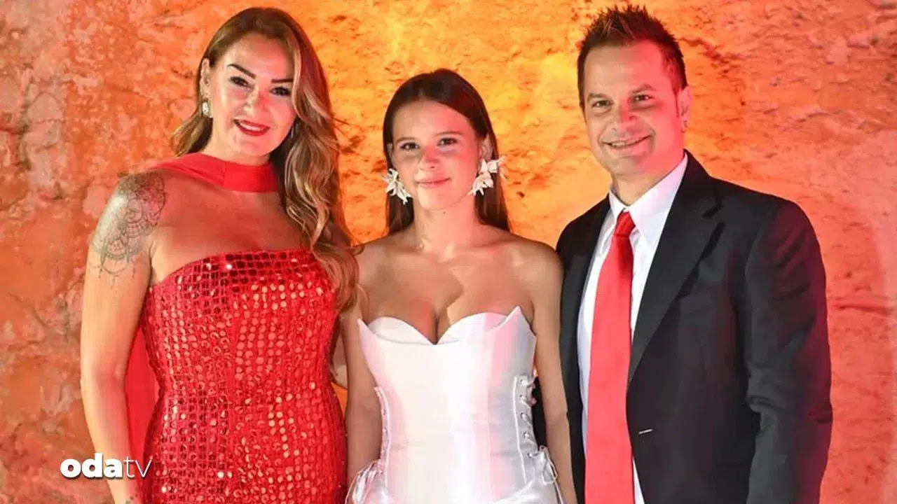 Pınar Altuğ'un Kızı Su, Cumhuriyet Defilesinde Podyuma Çıktı