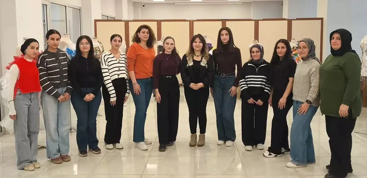 Geri Dönüşüm Malzemeleriyle Tasarlanan Giysiler Sergilendi