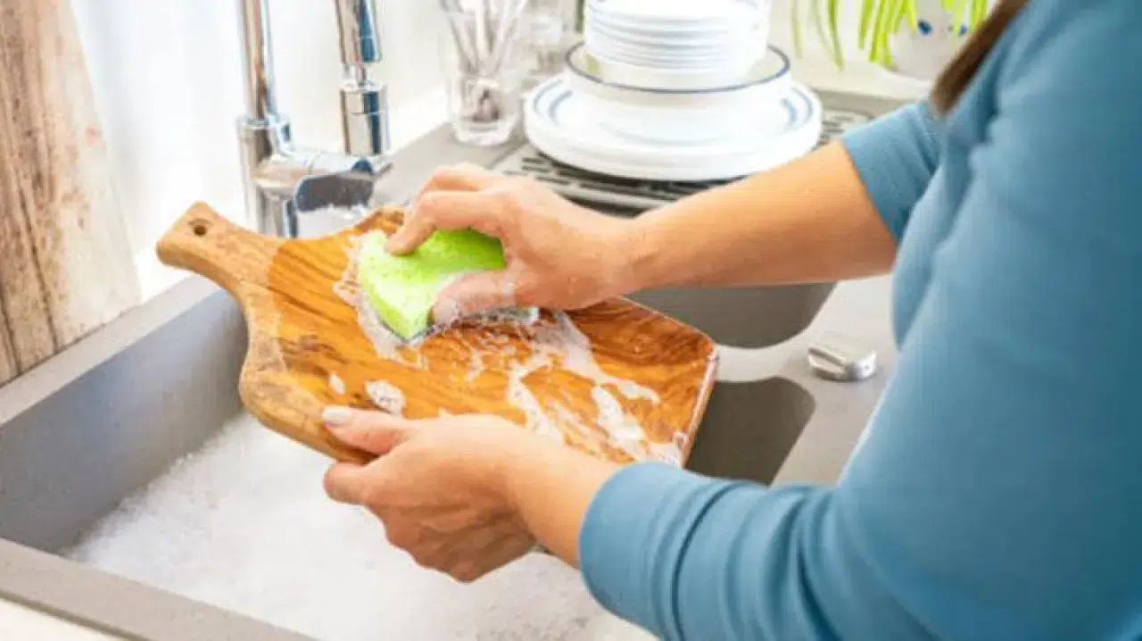 Kesme Tahtasının Kokusu Nasıl Giderilir? İşte Doğal ve Etkili Çözümler