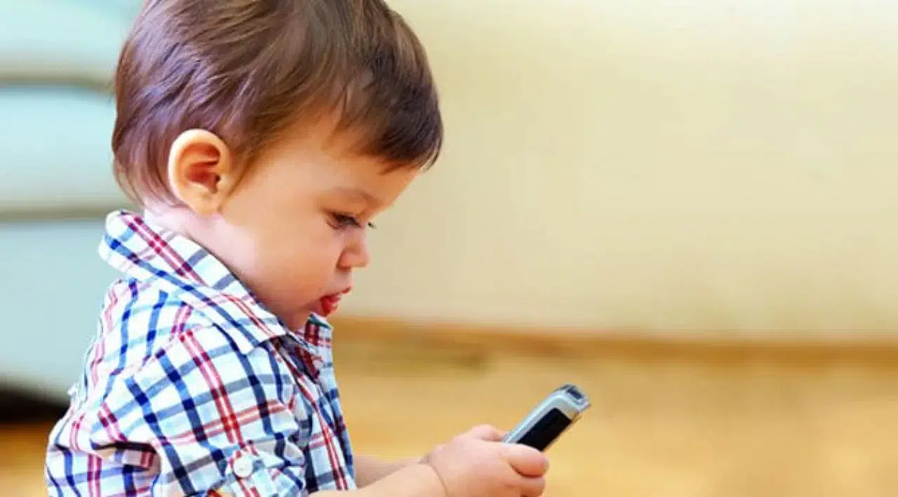Ebeveynlere Kritik Uyarı! Telefonu Ödül veya Ceza Aracı Yapmayın