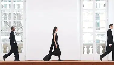 Milano moda haftasında jil sander sonbahar/kış 2026 koleksiyonu nasıl bir yenilik sunuyor?