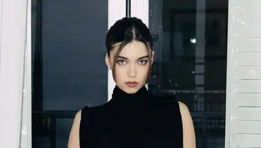 Afra Saraçoğlu Paris Moda Haftası'nda Siyah Şıklığıyla Dikkat Çekti Mi?