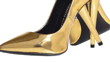 Sivri Burunlu Ayakkabılar: Modern Estetiğin Güç Simgesi