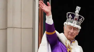 Kral Charles, 40 Yıldır Aynı Paltoyu Tercih Ediyor mu?