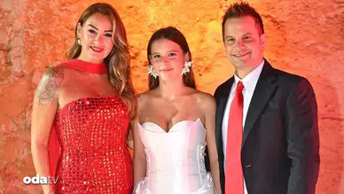 Pınar Altuğ'un Kızı Su, Cumhuriyet Defilesinde Podyuma Çıktı