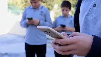 Okullarda Telefon Yasağı Notları Yükseltiyor: Yeni Araştırmadan Çarpıcı Sonuçlar