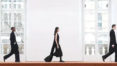 Milano moda haftasında jil sander sonbahar/kış 2026 koleksiyonu nasıl bir yenilik sunuyor?