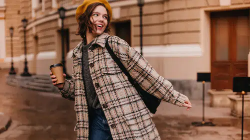 2025 Kış Modasında Bordo ve Ekose Rüzgarı