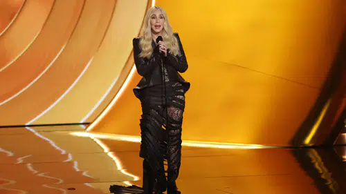 Cher'in 2026 Grammy Ödülleri'nde Giydiği Kıyafet Moda Dünyasında Nasıl Bir Etki Yarattı?