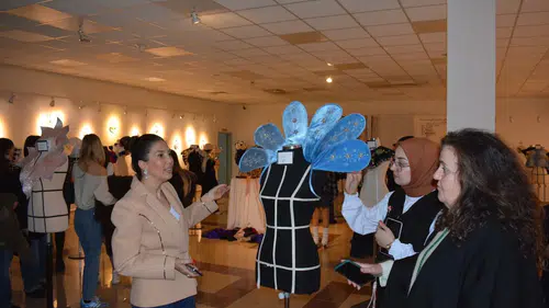 Ege Üniversitesi'nde Moda Tasarım Öğrencileri Atık Kumaşları Sanata Dönüştürdü