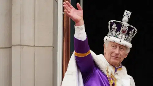 Kral Charles, 40 Yıldır Aynı Paltoyu Tercih Ediyor mu?