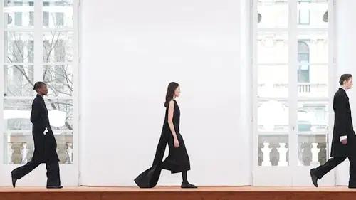 Milano moda haftasında jil sander sonbahar/kış 2026 koleksiyonu nasıl bir yenilik sunuyor?