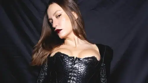 Serenay Sarıkaya'nın Paris Moda Haftası'ndaki Şıklığı ve Bacak Boyu Neden Gündem Oldu?