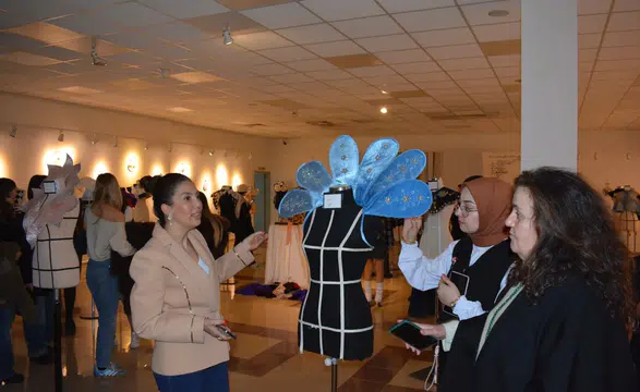 Ege Üniversitesi'nde Moda Tasarım Öğrencileri Atık Kumaşları Sanata Dönüştürdü