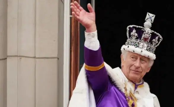 Kral Charles, 40 Yıldır Aynı Paltoyu Tercih Ediyor mu?