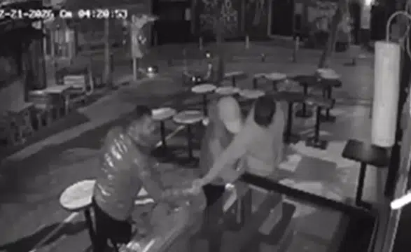 Kadıköy Moda'da Kafe Önüne Bırakılan Çilekler Neden Çalındı?