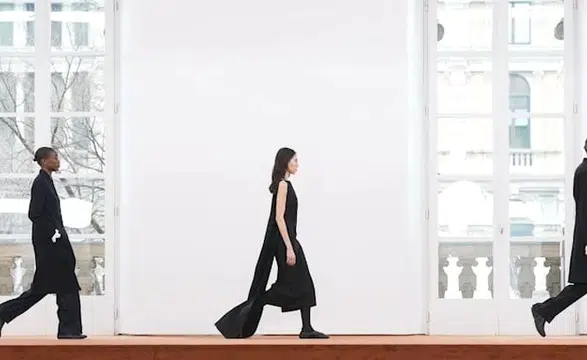 Milano moda haftasında jil sander sonbahar/kış 2026 koleksiyonu nasıl bir yenilik sunuyor?