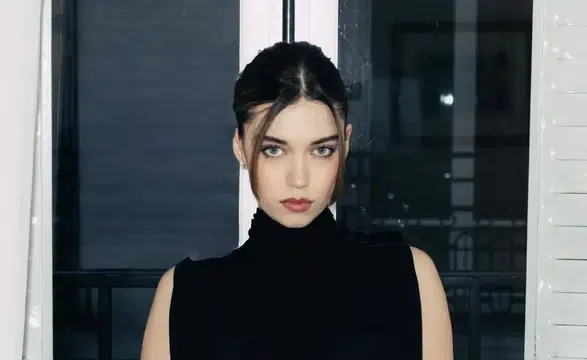 Afra Saraçoğlu Paris Moda Haftası'nda Siyah Şıklığıyla Dikkat Çekti Mi?