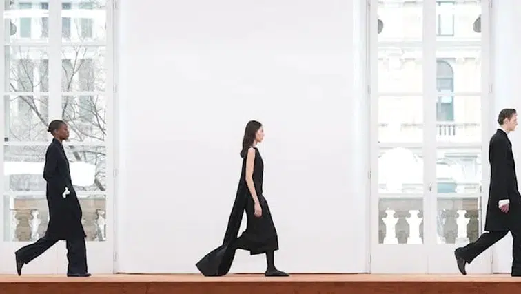 Milano moda haftasında jil sander sonbahar/kış 2026 koleksiyonu nasıl bir yenilik sunuyor?