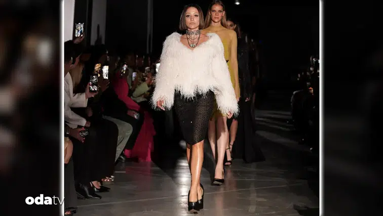 Müzikten Mankenliğe Geçiş: Zeynep Bastık Paris Moda Haftası'nda Podyumda