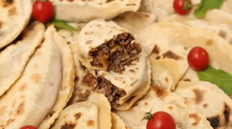 Eltileri Birbirine Düşüren Tarif: Gaziantep Usulü Zeytinli Börek