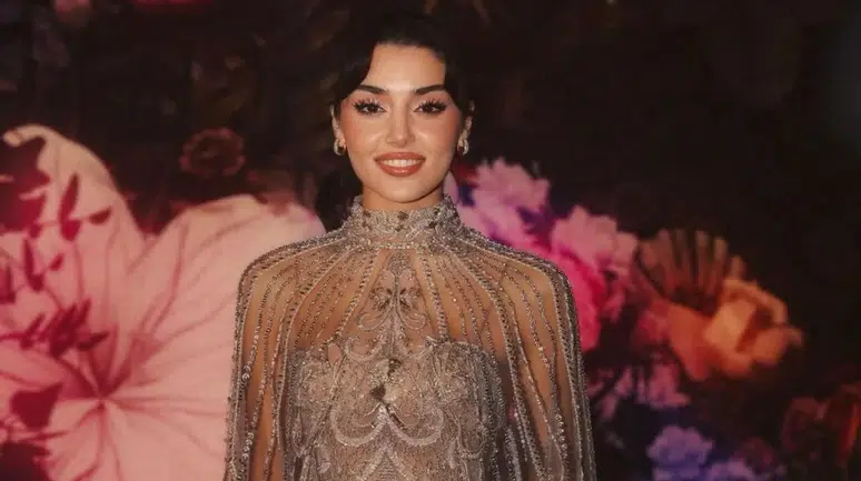 Hande Erçel Paris Moda Haftası'nda!