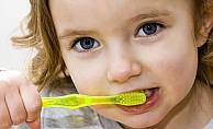 Diş Fırçalamak Hakkında Doğru Bilinen Yanlışlardan Bir Tanesi ve En Önemlisi