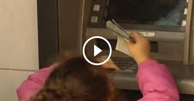 Bankamatik Tuşlarına Basarak Oynayan Küçük Kız 4 Bin Tl Para Çekti